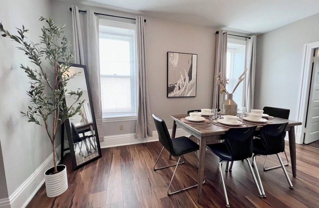 Spacious 3 Bedroom Sleeps 5 - Walk to Botanical Garden - Long Term Pet Friendly