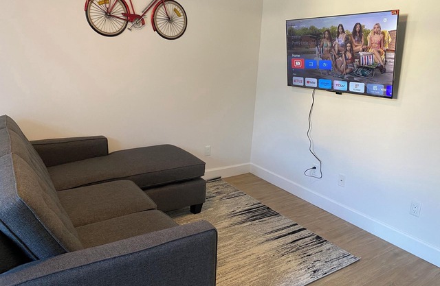 Spacious 3-bedroom Suite in fabulous Surrey Wi-Fi, EV Charging, Basketball Court