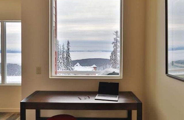 Spacious 3-Bedroom Townhome w/Stunning Views, Hot Tub & Ski-In/Ski-Out