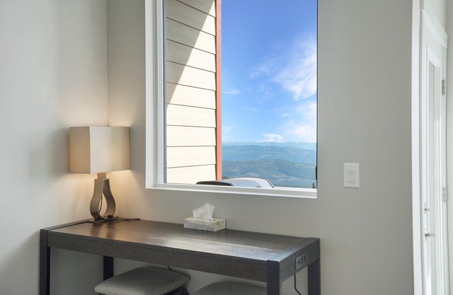 Spacious 3-Bedroom Townhome w/Hot Tub, Ski-In/Ski-Out & Stunning Views