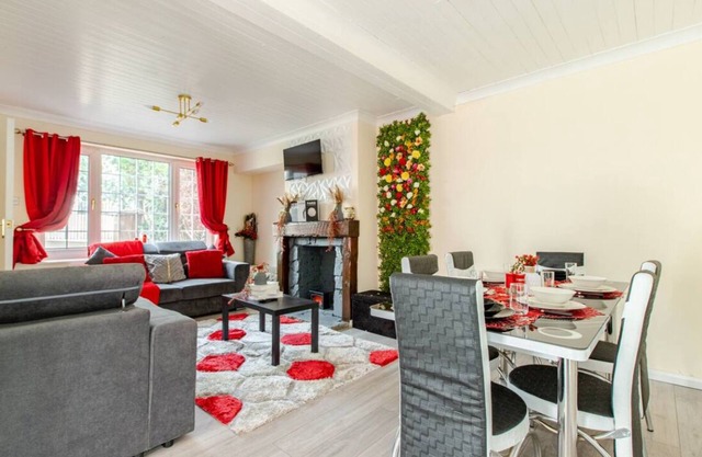 Spacious 3-bedrooms 2 bathrooms house. Sleeps 6-8 people with WiFi, Netflix etc