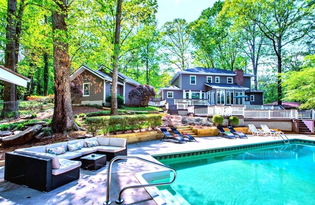 Spacious 3-level dream entertainment with Foosball,Projector,HotTub&SUMMER:Pool