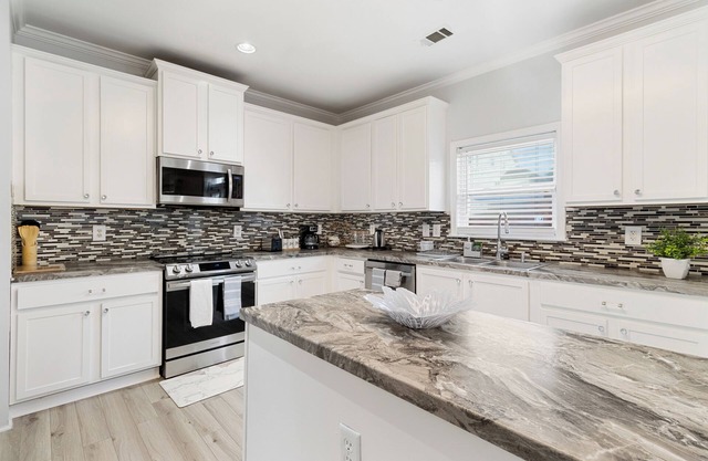 Spacious 3 level house, 7bedrooms 4 baths in Union City