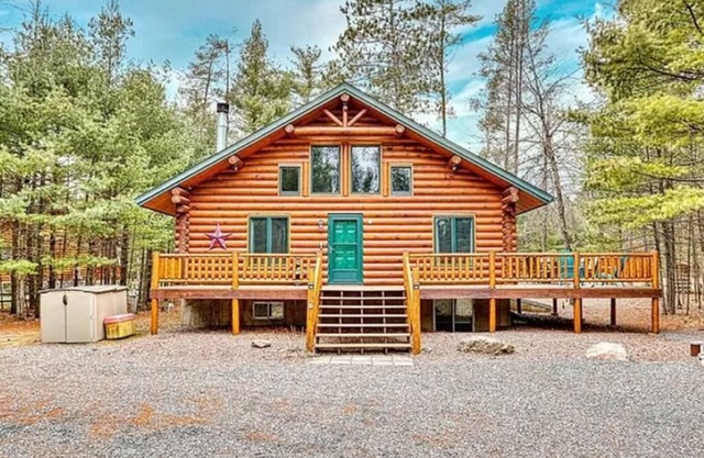 Spacious 3 Story Cabin. Access to UTV/ATV Trails & Near Lake Arbutus