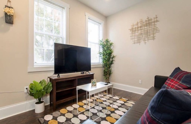 Spacious 3BR House w/Backyard in NULU CozySuites