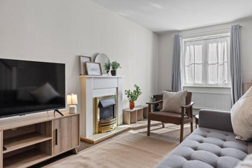 Spacious 3BR Leicester Home, Sleeps 8, Free Parking, Fast WiFi, Long Stay & Contractors Welcome