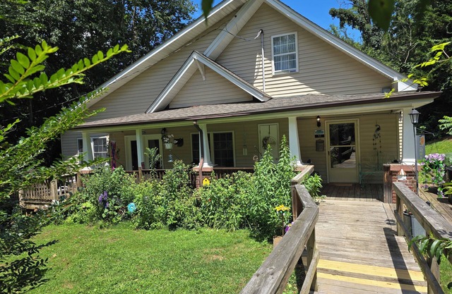 Spacious 4.5 bedroom house in charming Burnsville