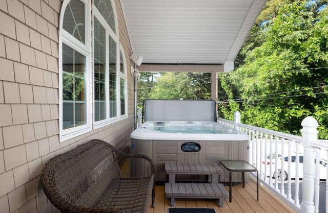 SPACIOUS 4 BD | SLEEPS 10 | HOT TUB | OUTSIDE AREA