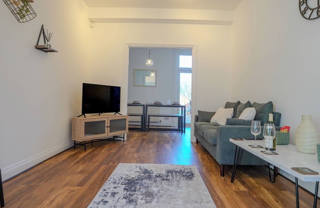 Spacious 4 Bed Central Property w/Free Parking and Garden Dining