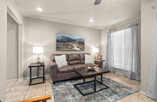 “Spacious 4-Bed Duplex: Dual Entrances, Work-Friendly”