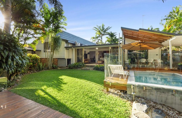 Spacious 4-bed Home with Waterfront Pontoon