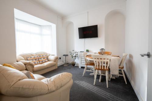 Spacious 4-Bed Home – Port Tennant