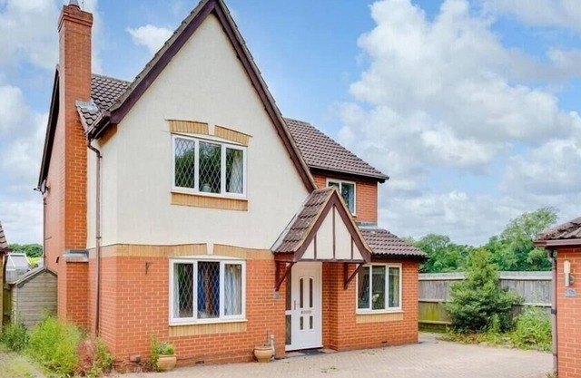 Spacious 4-Bed House with Conservatory and Parking