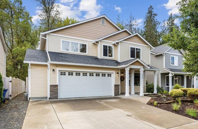 Spacious 4 bed near park/trails