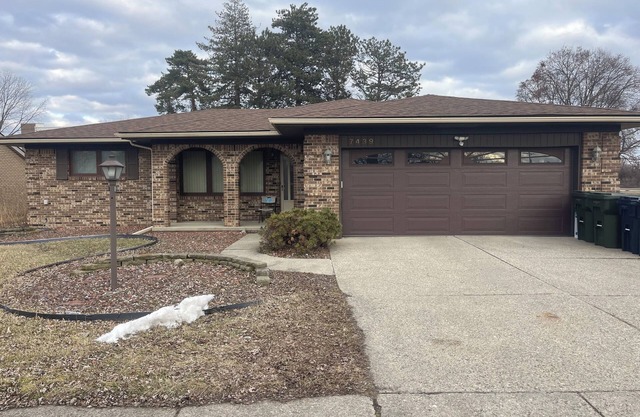 Spacious 4 bedroom 7 beds house with AC, WiFi in welcoming Sterling Heights