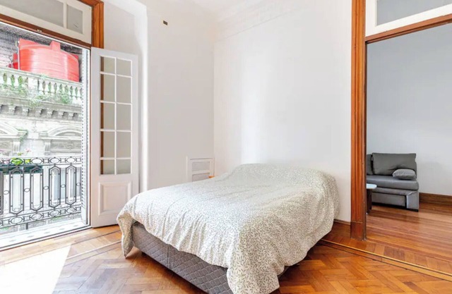 Spacious 4-bedroom apartment with AC and WiFi in vibrant center Buenos Aires