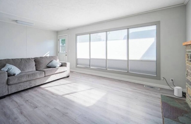 Spacious 4 bedroom House with parking