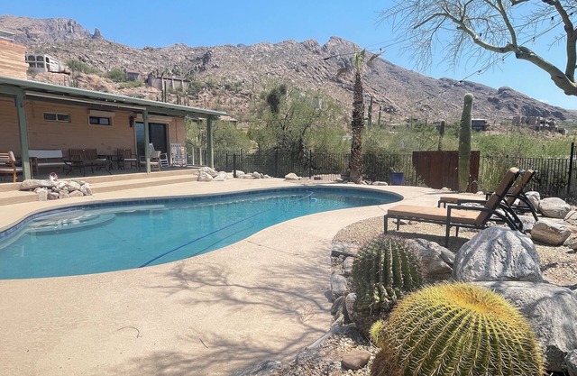 Spacious 4-bedroom Desert Retreat with Pool, WiFi, AC