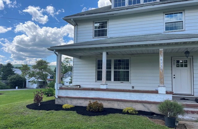 Spacious 4-bedroom house in lovely Belleville with WiFi, AC