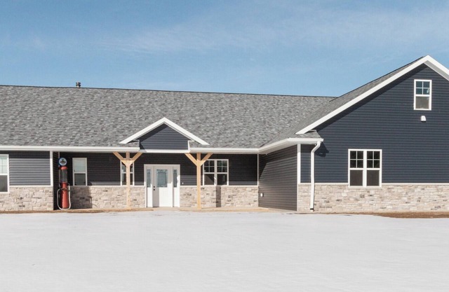Spacious 4-bedroom house with WiFi, in Two Rivers WI, 30 miles from the draft