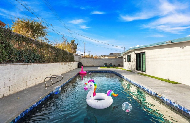 Spacious 4-bedroom house with Pool, BBQ, Near Strip/Downtown