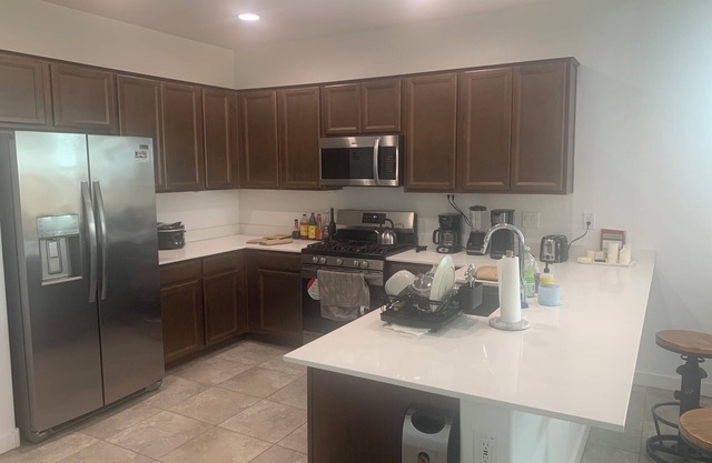 Spacious 4-bedroom house with WiFi and AC in fabulous Glendale