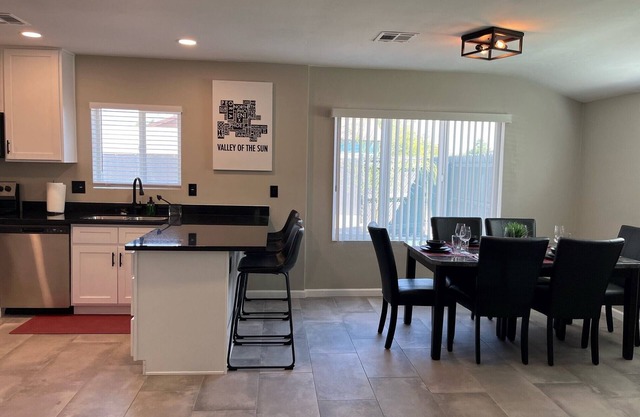 Spacious 4-bedroom house in Midtown Phoenix with fenced yard. Close to airport.