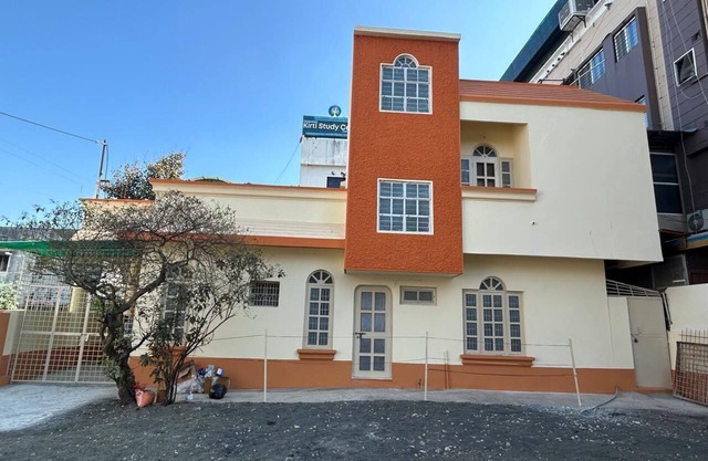 Spacious 4 Bedroom House with parking in heart of city
