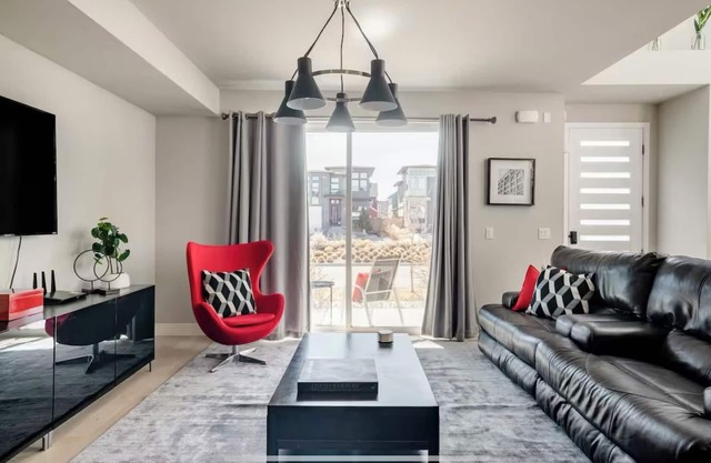 Spacious 4-bedroom house with WiFi, AC in delightful Central Park Denver