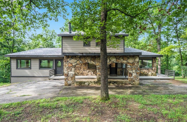 Spacious 4-bedroom Retreat on Table Rock Lake. Darts, Air Hockey, and More!