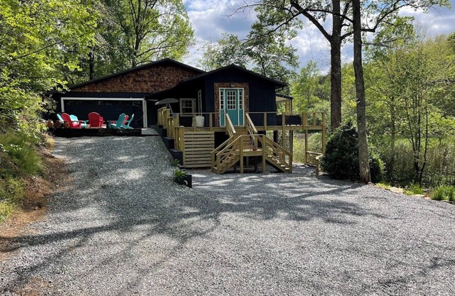 Spacious 4-bedroom river front cabin with WiFi, Game Room & Hot Tub for 15