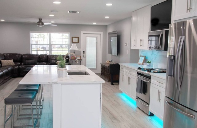 Spacious 4‑Room Group Retreat Sleeps 12 w/Hot Tub, EV Charging
