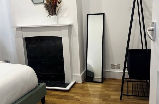 Spacious 4BR Duplex-12min to London Bridge|Parking