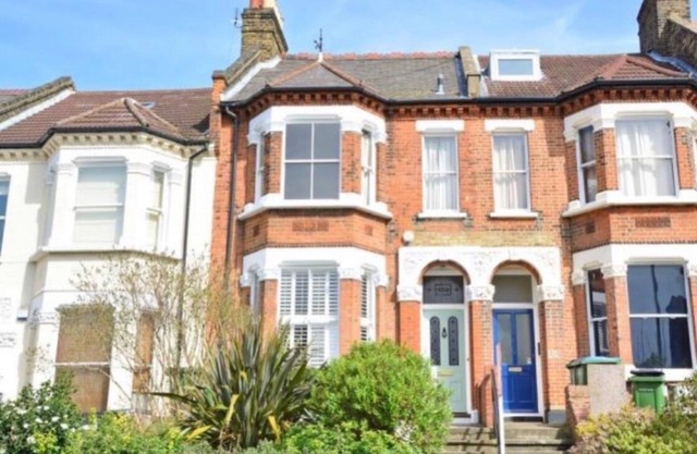 Spacious 4BR Home/Garden, Parking, 3 min to Train