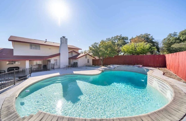 Spacious 4BR with Private Pool, Near Six Flags