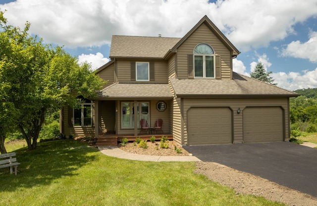 Spacious 5-bdrm house in lovely Galena w/hot tub, screened porch fitness room