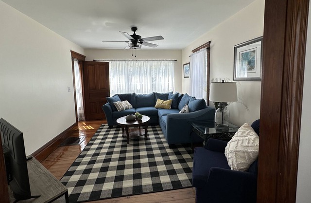 Spacious 5 bdrm Retreat Steps to Lake Ontario & Fair Haven State Park Sleeps 10!