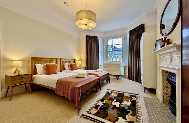 Spacious 5-Bed Family Home Near Park