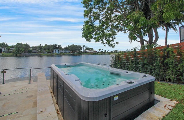 Spacious 5-bed Lake Front Home in charming Miami Lakes with Swim Spa Gym & Dock