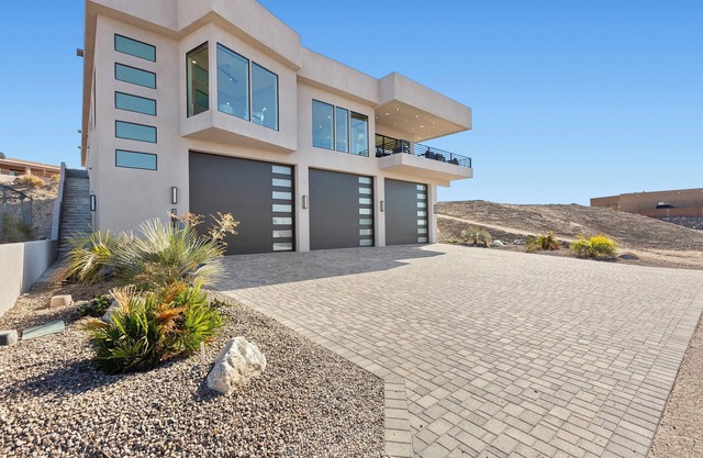 Spacious 5-bedroom 5 bathroom estate with beautiful Lake view and private pool