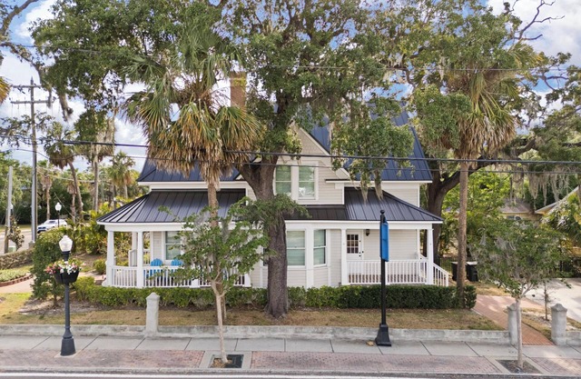 Spacious 5-bedroom historical house in downtown Tarpon Springs with WiFi, AC