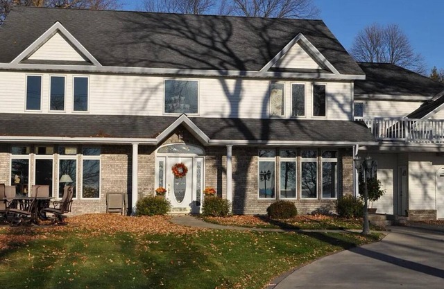 Spacious 5-bedroom house in terrific Detroit Lakes with WiFi, AC on Detroit lake