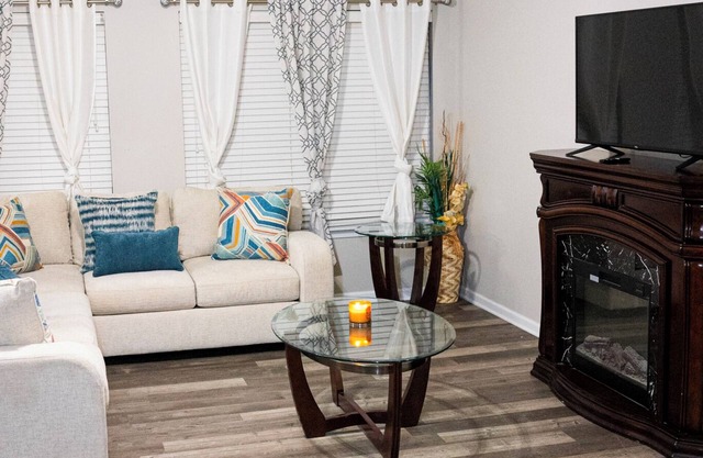 Spacious 5-bedroom house in fabulous Moncks Corner w pool table game room & WiFi