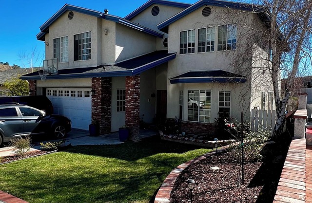 Spacious 5-bedroom house in marvelous Santa Clarita with spectacular view.