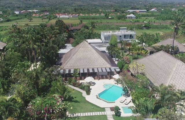 Spacious 5-bedroom beachfront villa with Fitness, Spa & WiFi close to Lovina