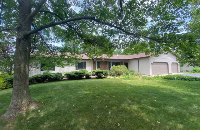 Spacious 5-bedroom house just outside the Village of Elk Rapids with AC, WiFi