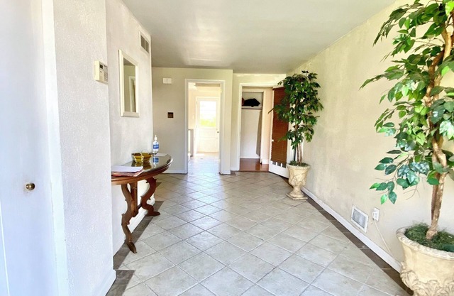 Spacious 5-bedroom house in welcoming Wilmington with WiFi, AC, Large Yard