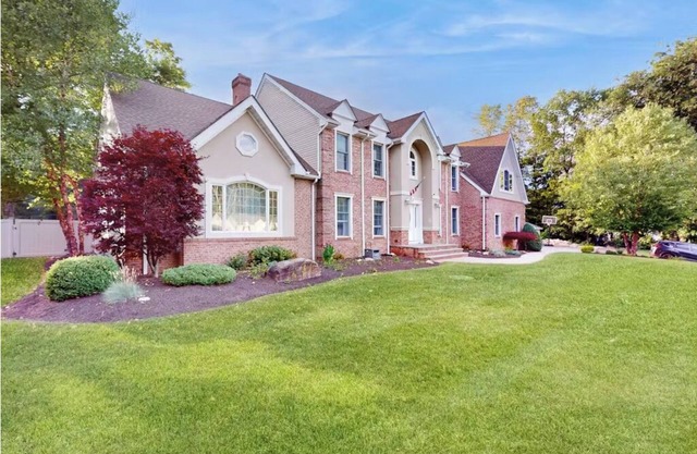 Spacious 5-bedroom house with Heated Pool and Hot Tub in lovely Jefferson