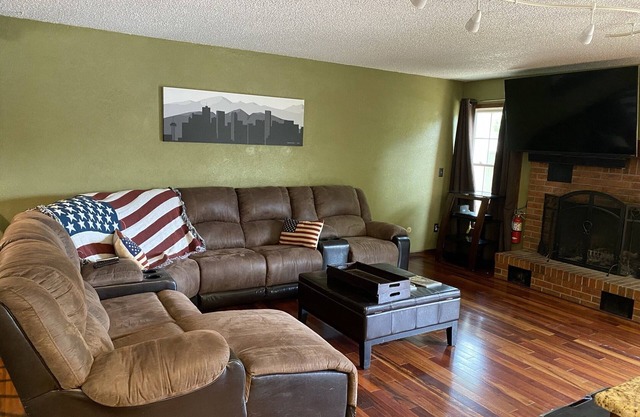Spacious 5 bedroom house minutes from Red Rocks