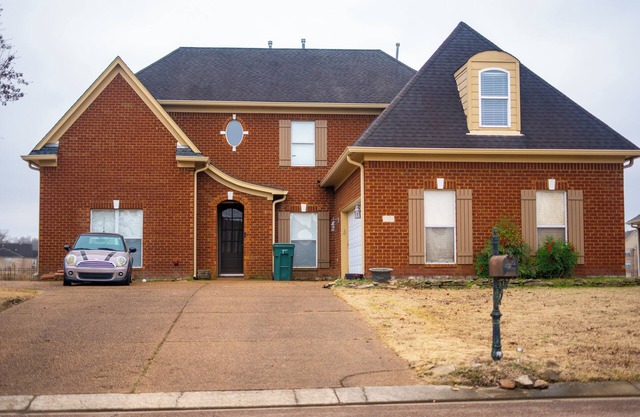 Spacious 5-bedroom house with WiFi, AC and parking in peaceful Southaven.